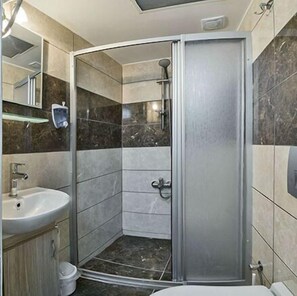 Shower, free toiletries, hair dryer, slippers - Metrolux Hotel (Istanbul)