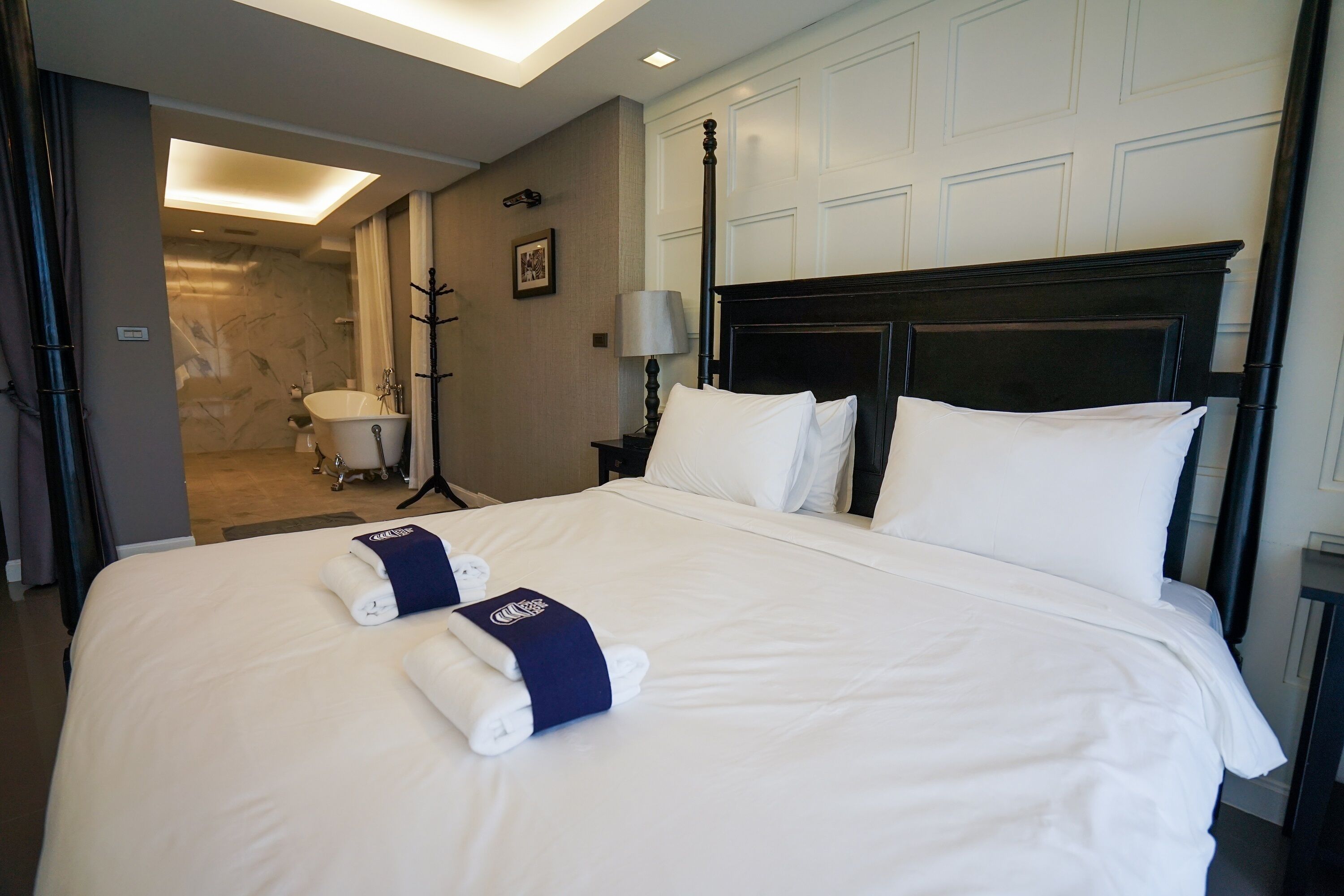 casa suite | minibar, desk, free wifi, bed sheets