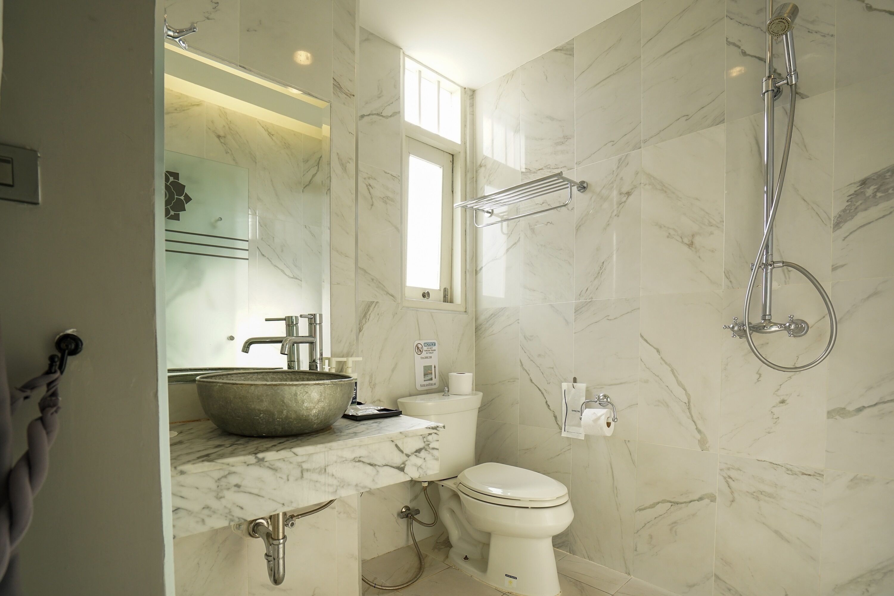 casa superior | bathroom | shower, free toiletries, hair dryer, slippers