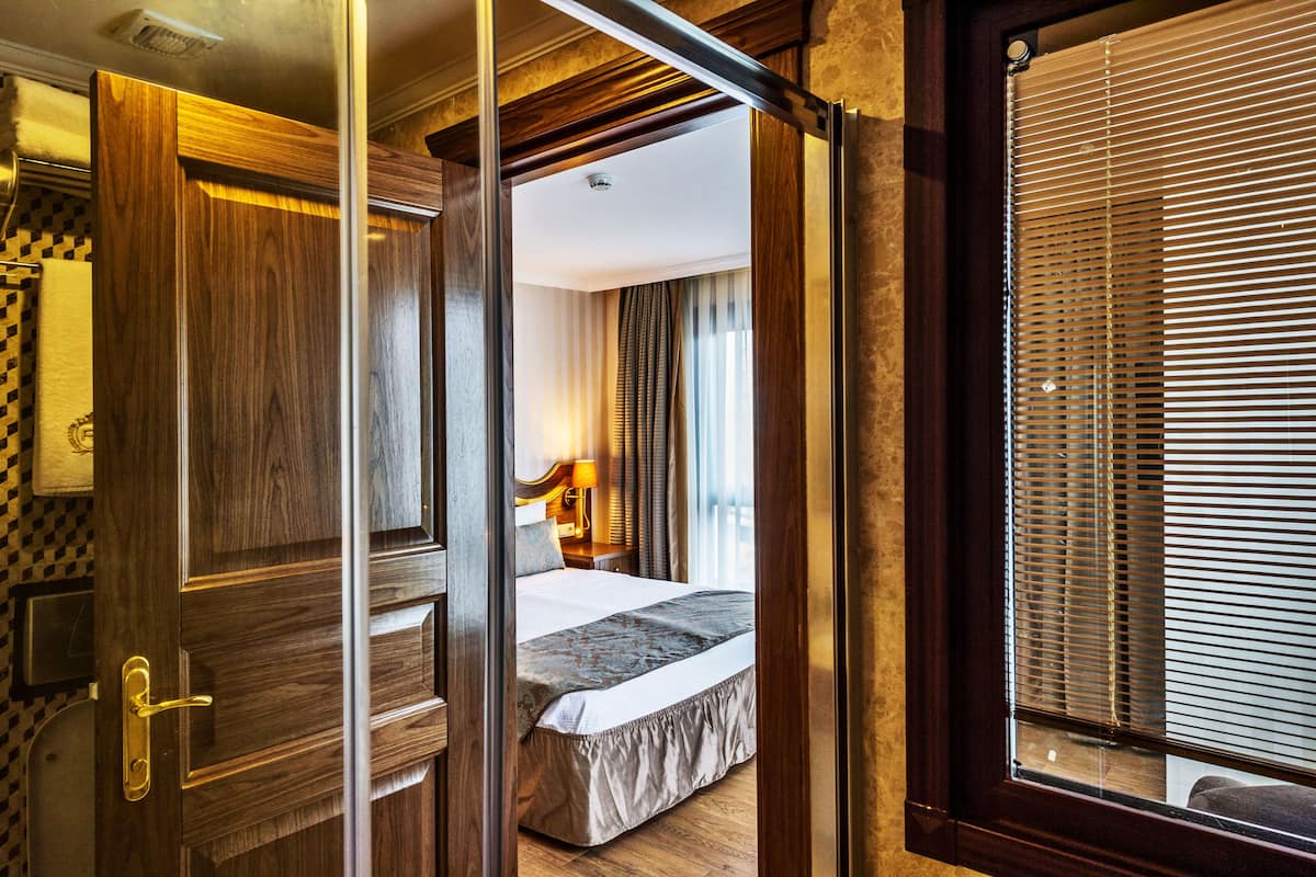 Hochwertige Bettwaren, Minibar, Zimmersafe, Schreibtisch