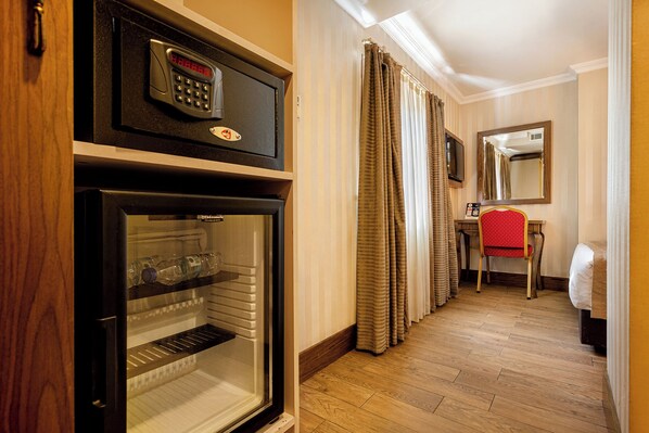 Economy Double Room | Premium bedding, minibar, in-room safe, desk - The Central Hotel (Istanbul)
