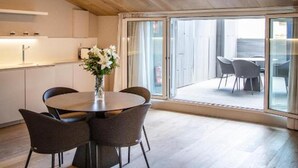 Loftsleilighet – deluxe, byutsikt | Safe på rommet, skrivebord, skrivebord for bærbar PC og lydisolert