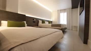 Junior-sviitti | 1 makuuhuone, tallelokero huoneessa, työpöytä