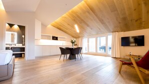 Loftsleilighet – deluxe, byutsikt | Safe på rommet, skrivebord, skrivebord for bærbar PC og lydisolert