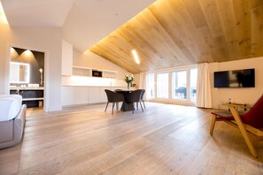 Deluxe-kattohuoneisto, terassi, kaupunkinäköala | Tallelokero huoneessa, työpöytä