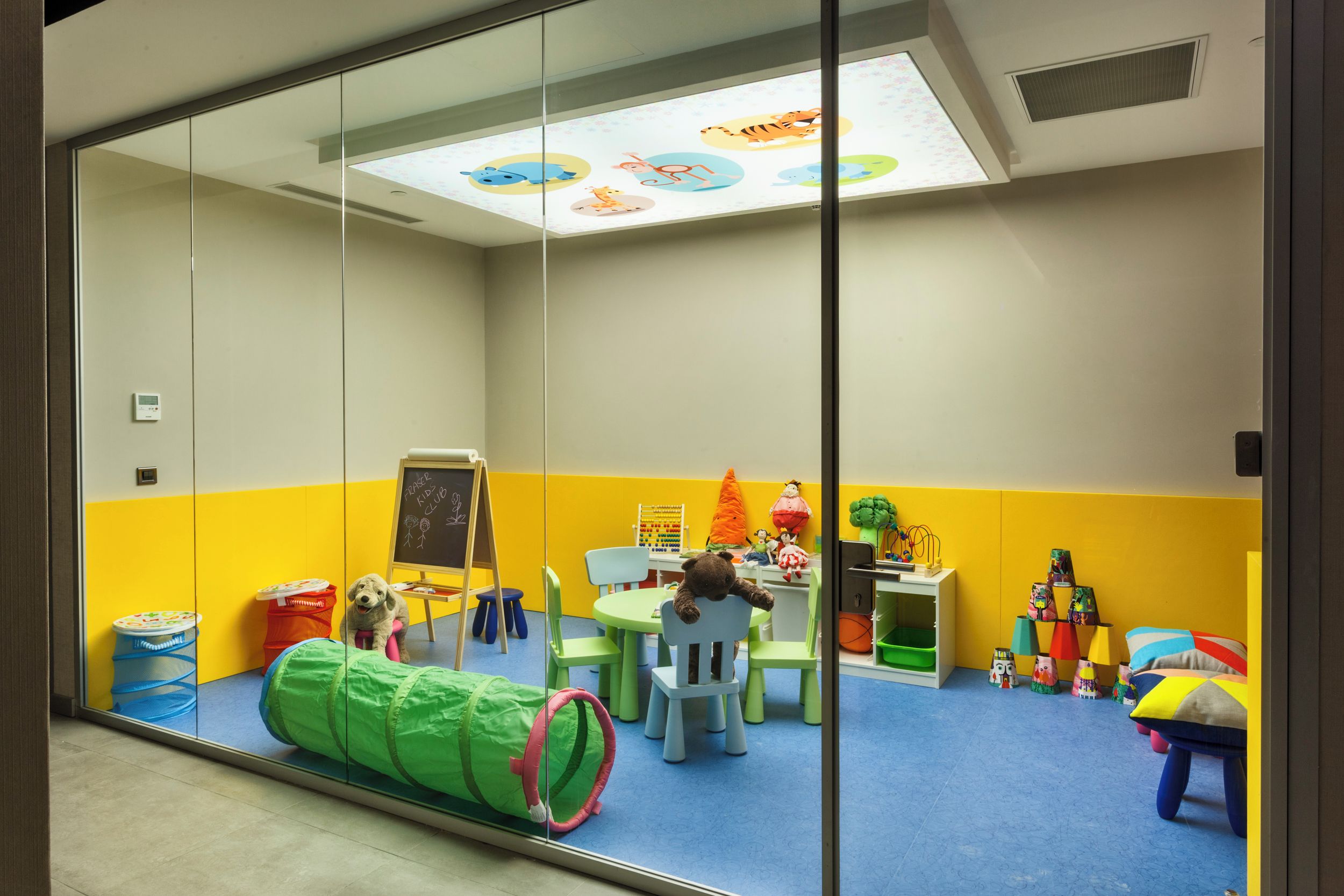 Área de juegos infantiles bajo techo