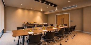 A conference room with a long table, chairs, and a projector. - Antasya Suites (Istanbul)