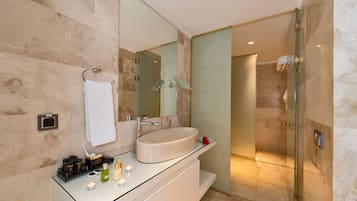 Douche, articles de toilette gratuits, sĂšche-cheveux, peignoirs