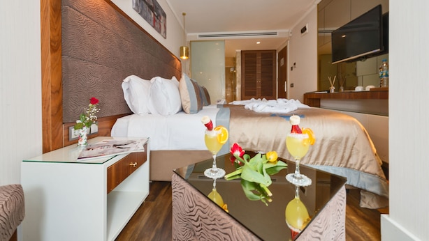 A hotel room with a bed, bedside table, and a glass table with drinks. - Darkmen 2 Hotel  (Istanbul)
