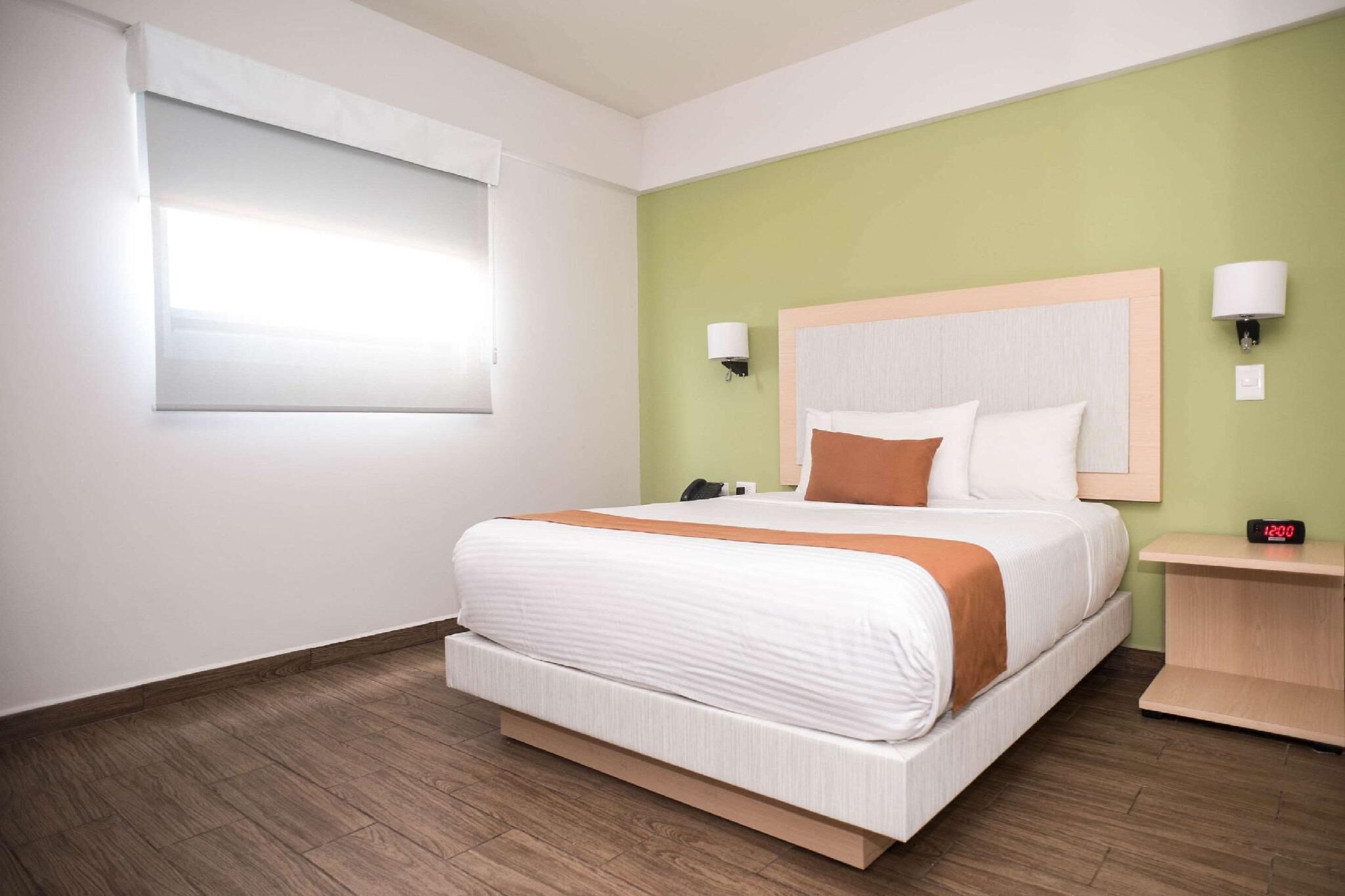 Escritorio, espacio para trabajar con laptop y cortinas blackout 