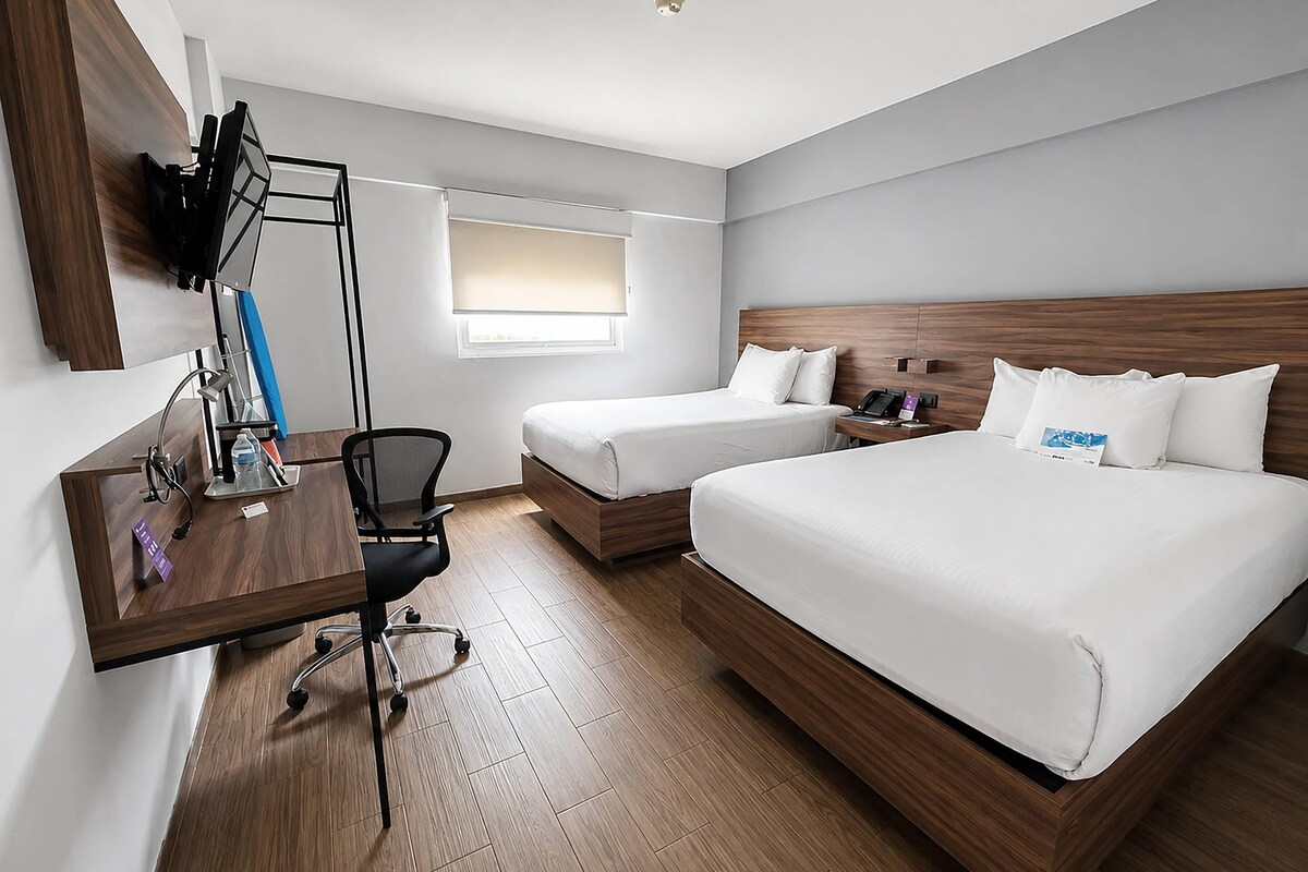 Escritorio, espacio para trabajar con laptop y cortinas blackout 