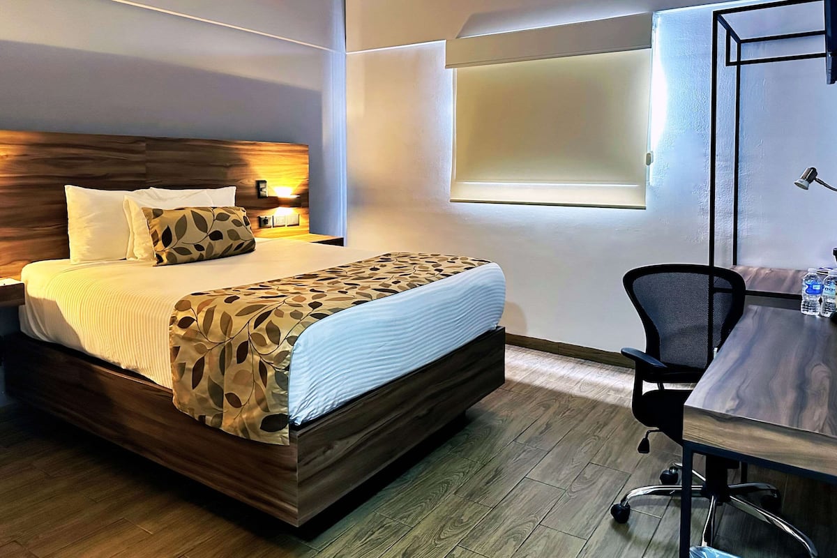 Quarto standard, 1 cama Queen, para não fumantes | Escrivaninha, espaço de trabalho para notebook, cortinas blackout