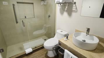 Badekar, gratis toiletartikler, hårtørrer, håndklæder