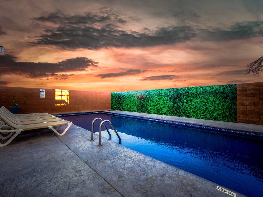 حمّام سباحة خارجي، مظلات على حمّام السباحة، مقاعد للتشمس