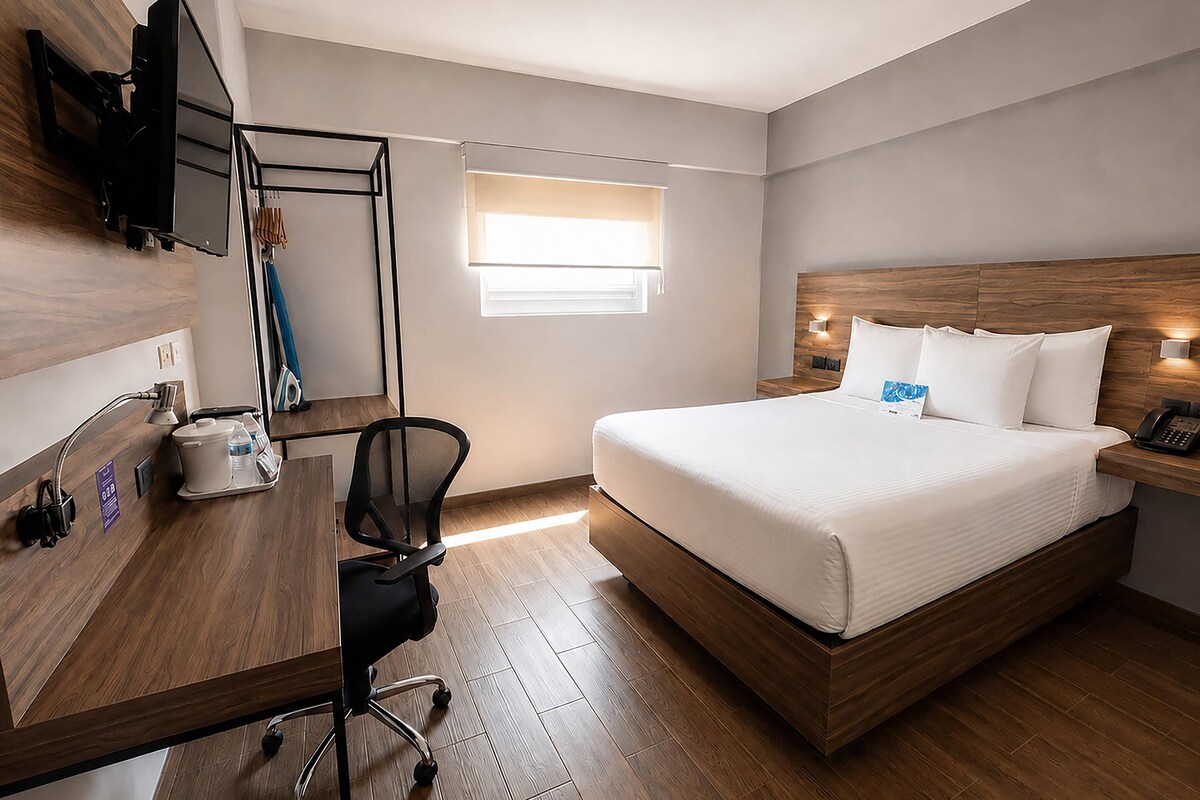 Escritorio, espacio para trabajar con laptop y cortinas blackout 