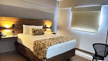 Standardzimmer, 1 Queen-Bett, Nichtraucher | Schreibtisch, laptopgeeigneter Arbeitsplatz, Verdunkelungsvorhänge