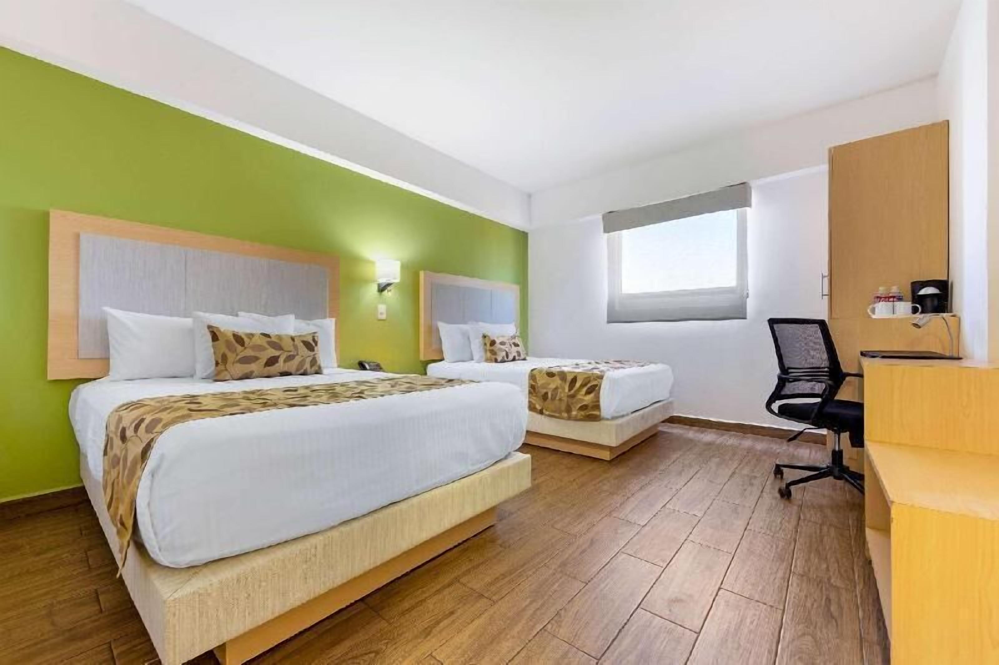 Escritorio, espacio para trabajar con laptop y cortinas blackout 