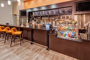 Se sirven desayunos y cenas, cocina internacional