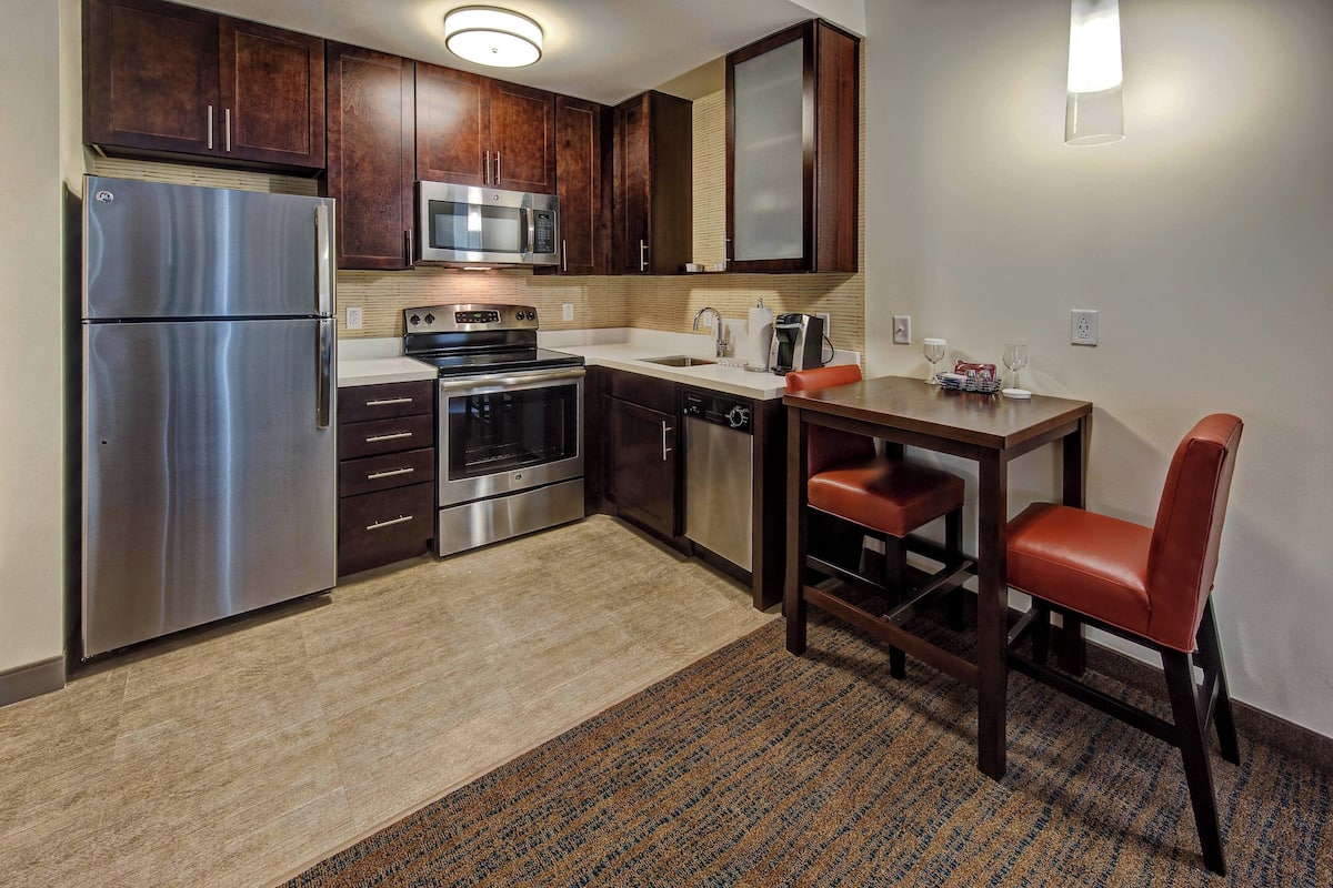 fridge, microwave, stovetop, dishwasher