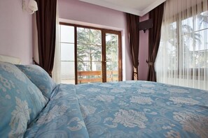 Habitación doble estándar, balcón | Sábanas de algodón egipcio y ropa de cama de alta calidad 