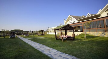 2 restaurants, breakfast served