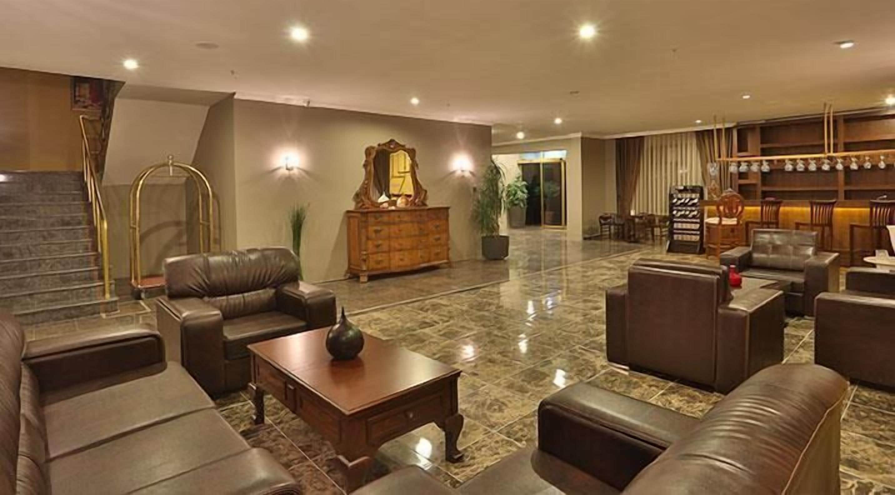 2 bares y bar junto a la piscina