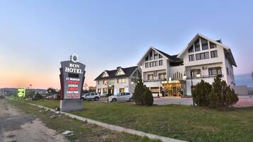 Un hotel con un letrero que indica que ofrece café y restaurante.