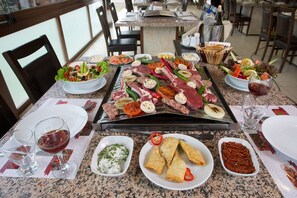 2 restoran; melayani sarapan, makan siang, dan makan malam