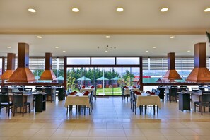 Hi ha 2 restaurants amb esmorzars 