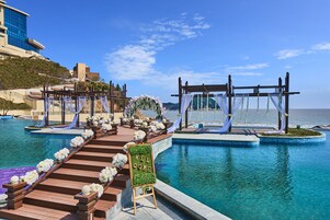 Una piscina techada, una piscina al aire libre