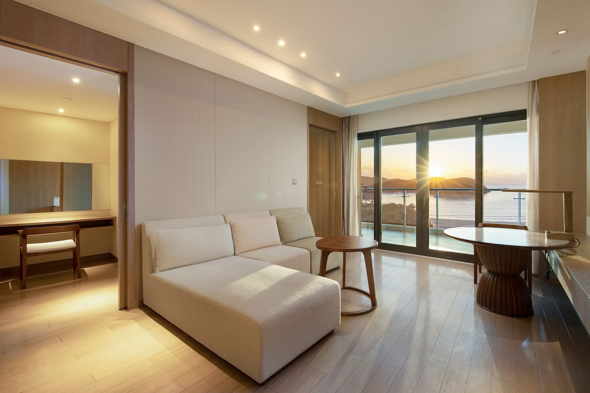 Suite, 1 habitación, vista al mar | 1 habitación, minibar, caja de seguridad en la habitación y escritorio