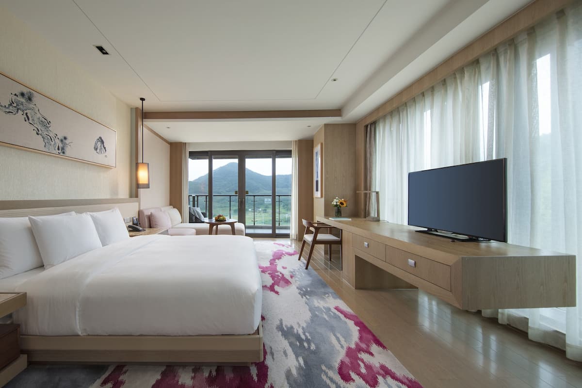 Habitación estándar, 1 cama de matrimonio grande, vistas a la montaña | 1 dormitorio, minibar, caja fuerte y escritorio