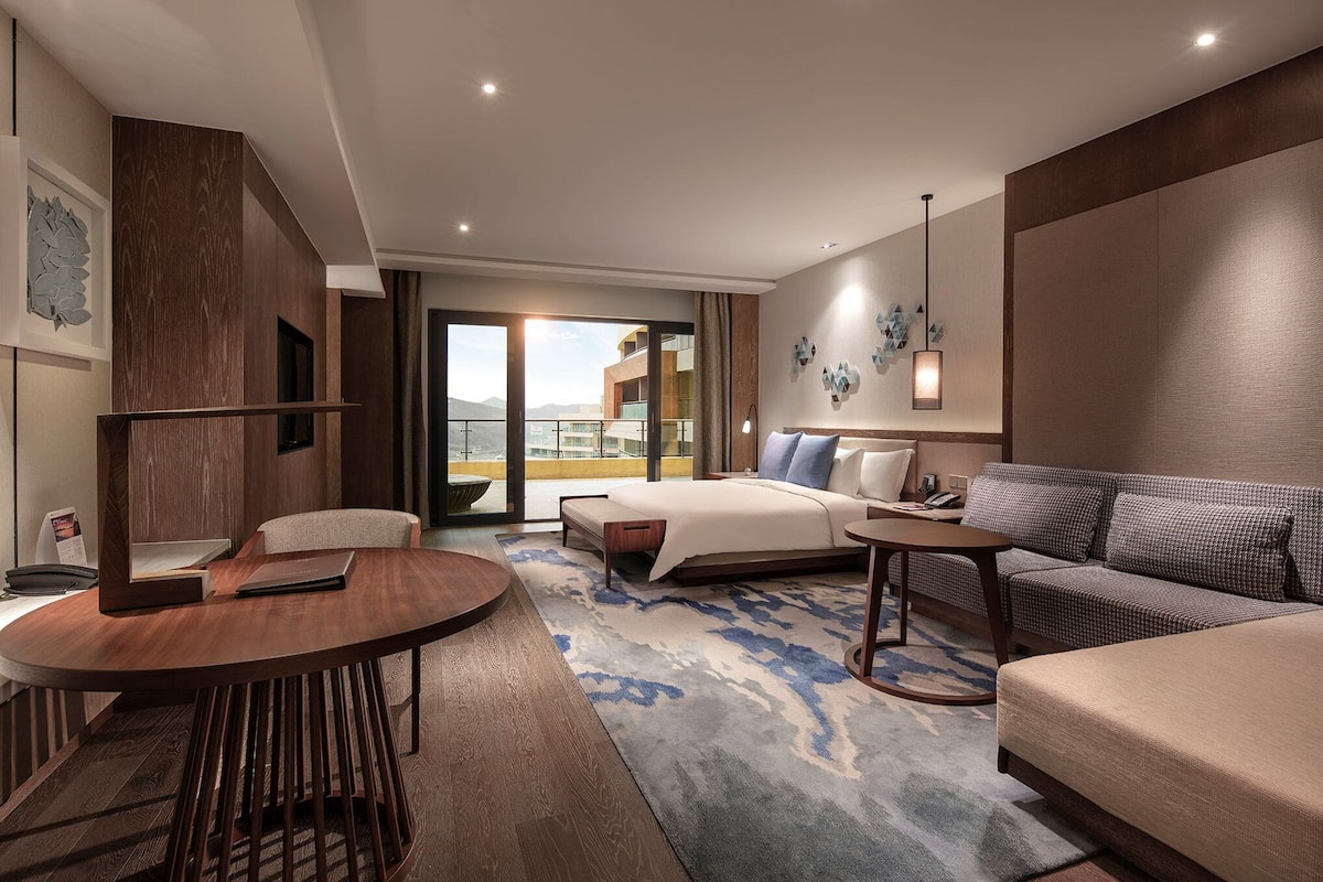 Suite junior, 1 cama de matrimonio grande, vistas al mar | 1 dormitorio, minibar, caja fuerte y escritorio