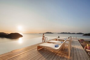 Una piscina techada, una piscina al aire libre