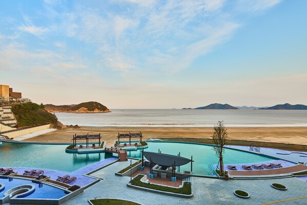 Alberca techada y alberca al aire libre