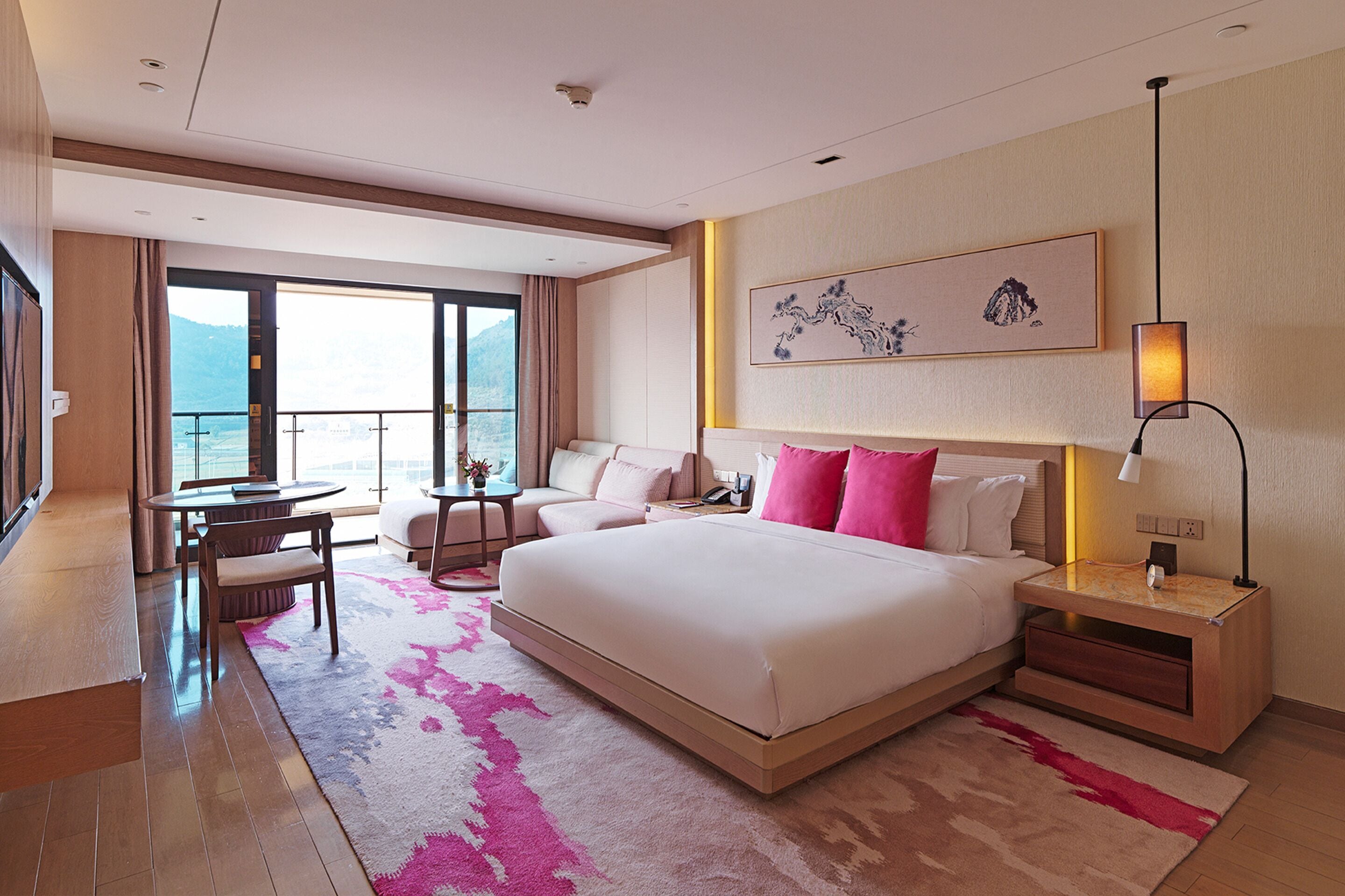 迷你吧、客房内保险箱、办公桌、笔记本电脑工作区