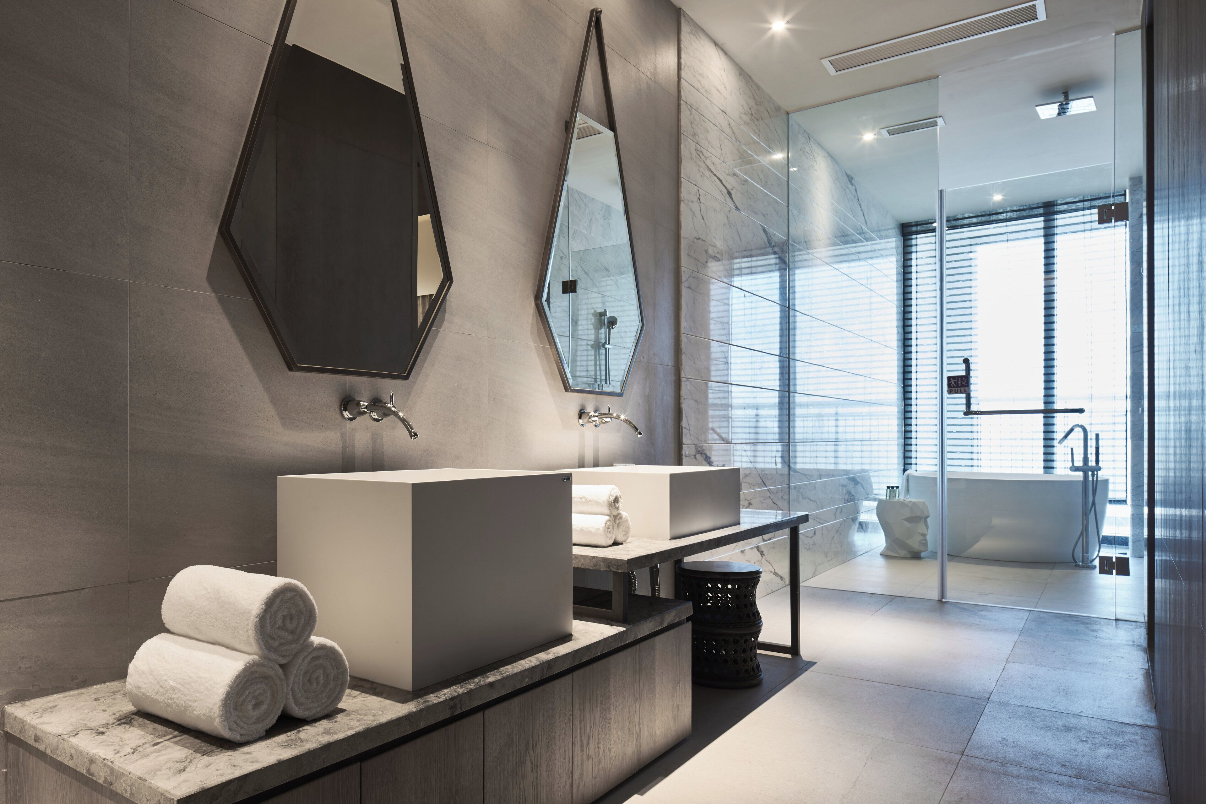 Minibar, caja de seguridad en la habitación y escritorio 