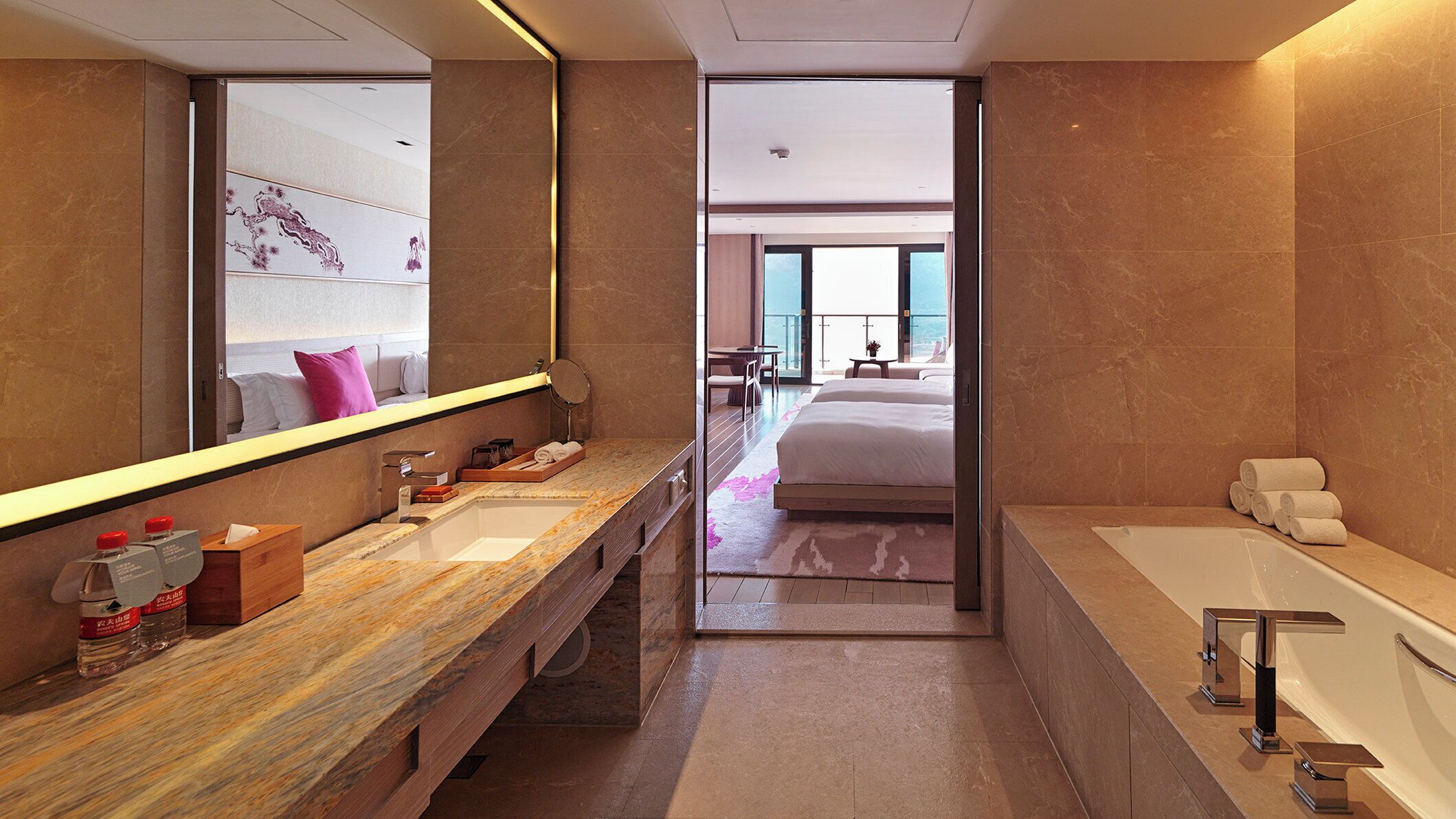 标准房, 2 张双人床, 山景 | 迷你吧、客房内保险箱、办公桌、笔记本电脑工作区