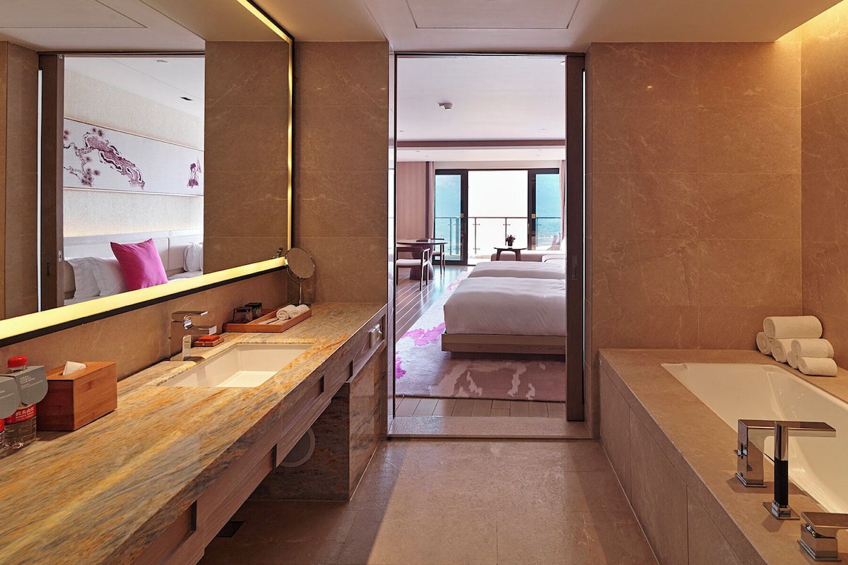 Habitación estándar, 2 camas dobles, vistas a la montaña | 1 dormitorio, minibar, caja fuerte y escritorio