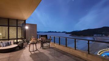 Habitación Premium, 1 cama de matrimonio grande (Side Sea Warship View) | Minibar, caja fuerte, escritorio y espacio para trabajar con un portátil