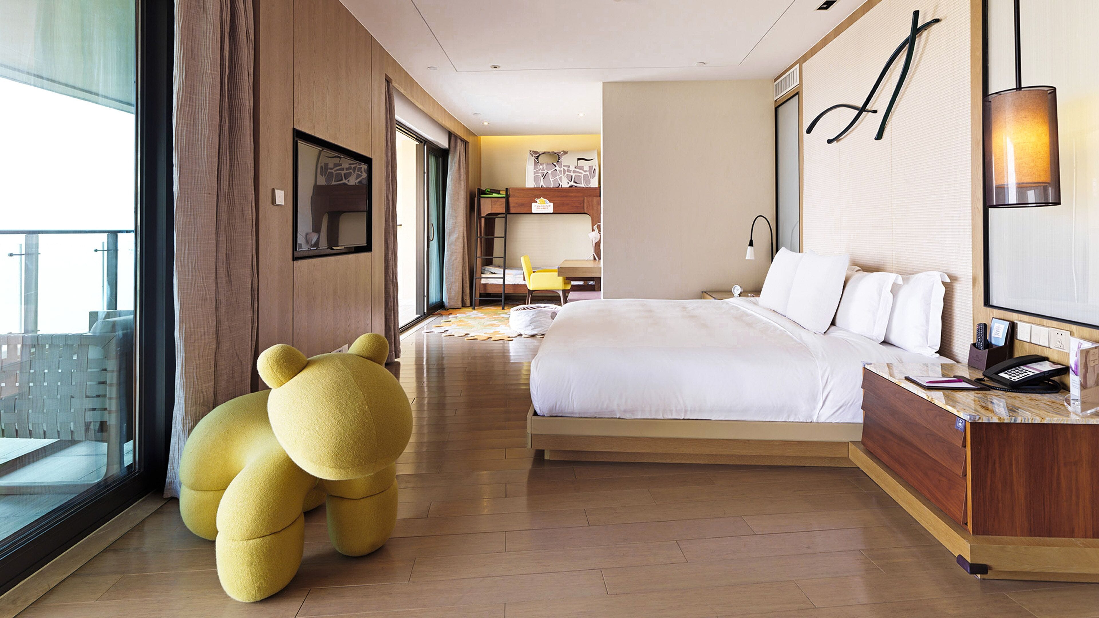 迷你吧、客房内保险箱、办公桌、笔记本电脑工作区