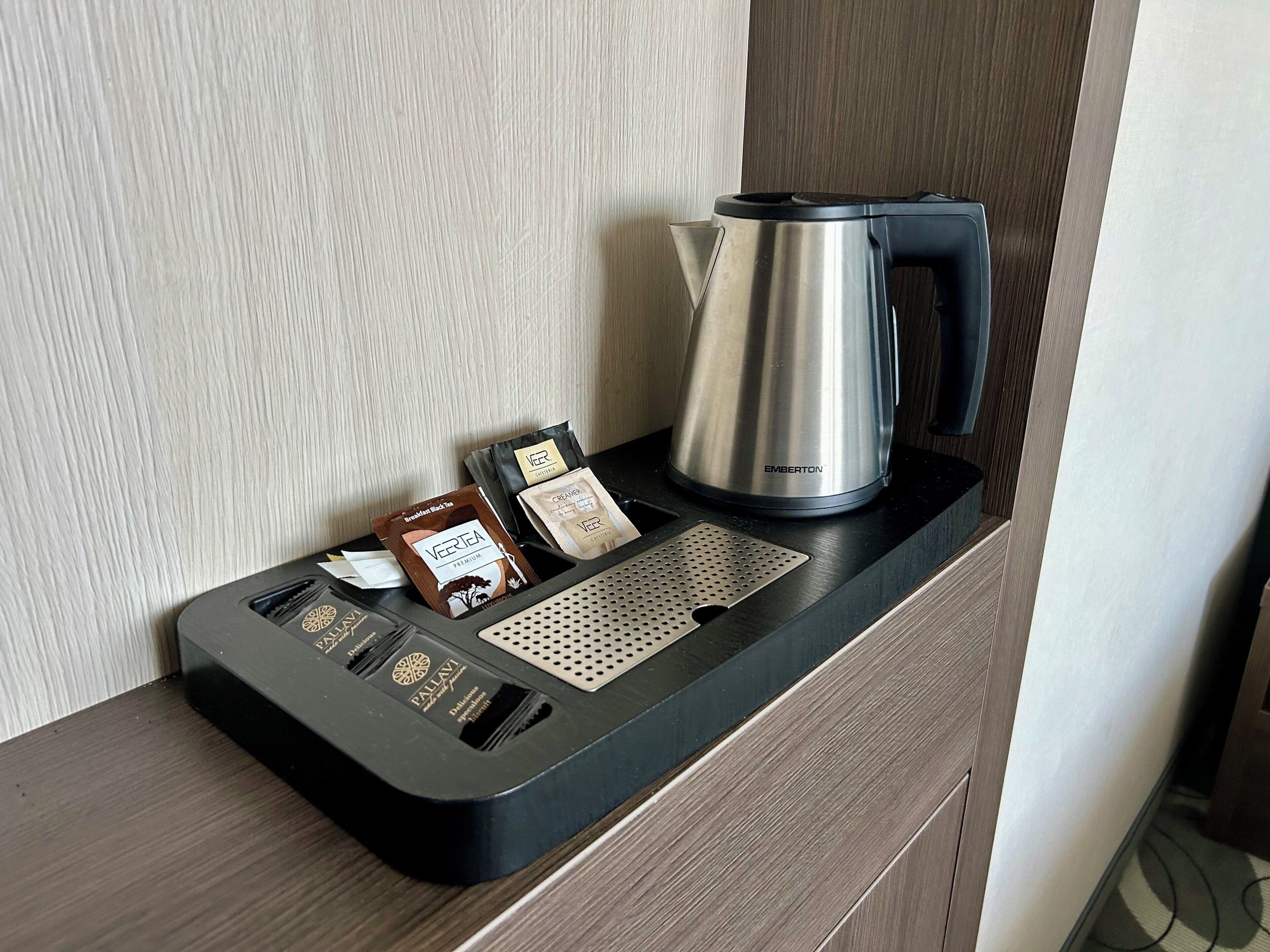 Minibar, pengeskab på værelset, skrivebord