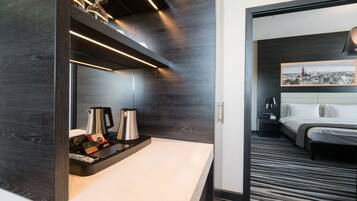Suite, 1 cama King size, balcón, vista a la ciudad | Minibar, caja de seguridad en la habitación y escritorio