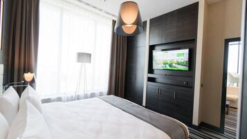 Suite, 1 kingsize bed, balkon, uitzicht op stad | Een minibar, een kluis op de kamer, een bureau, een laptopwerkplek