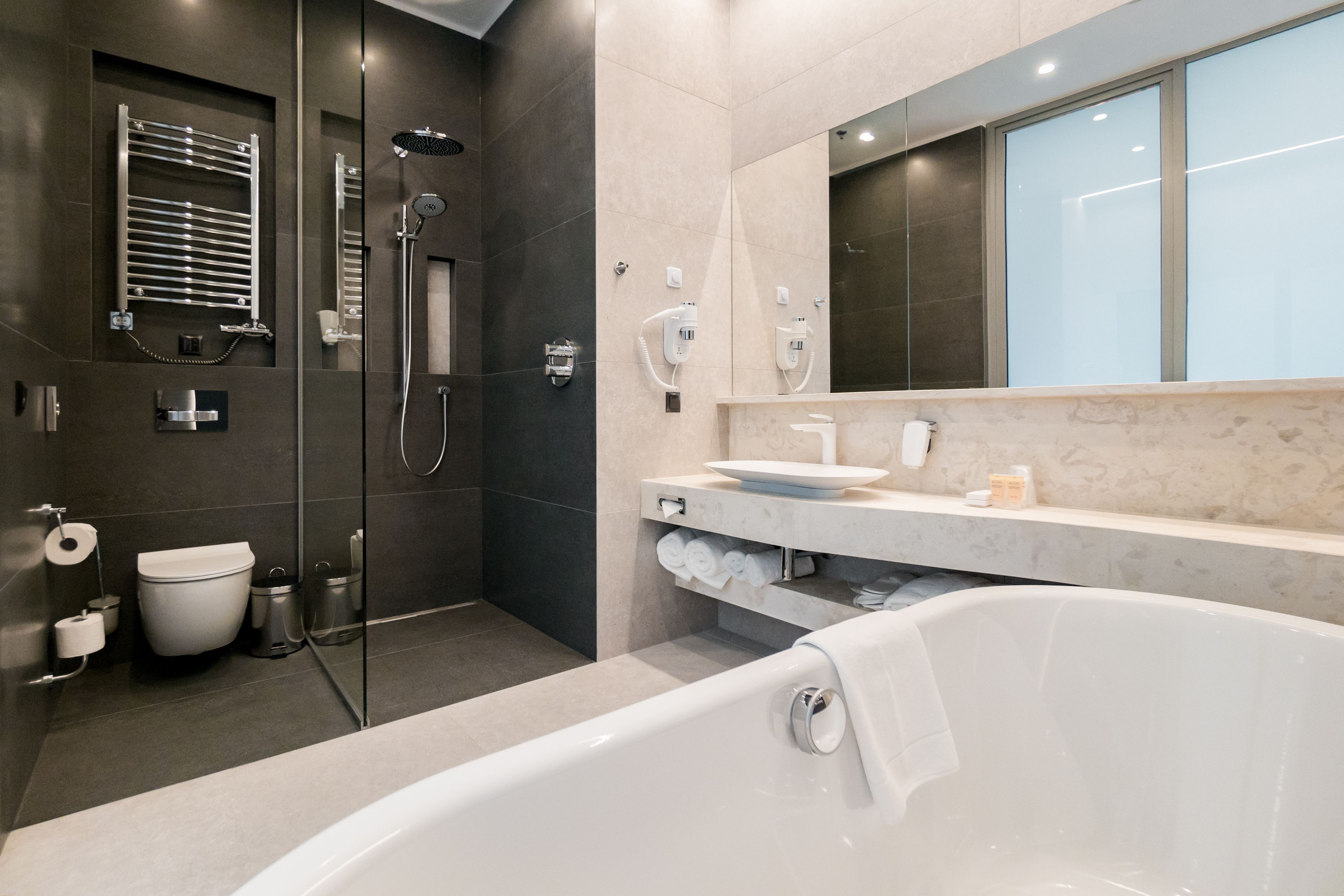 Bañera y ducha independientes y bañera profunda
