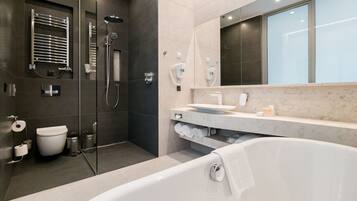 Bañera y ducha independientes, bañera profunda