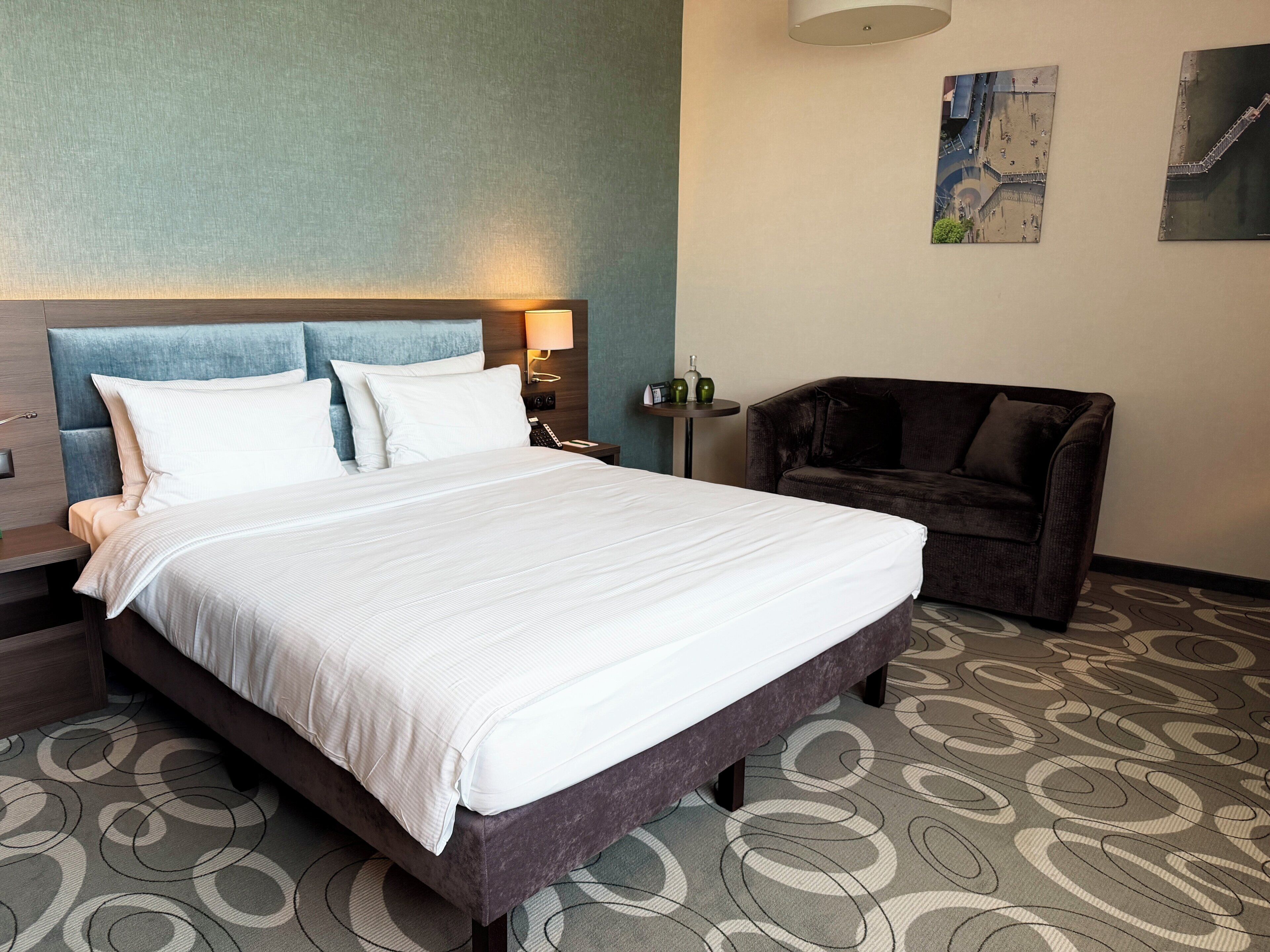 Standard Room, 1 Queen Bed with Sofa bed | Minibar, in-room safe, desk, laptop workspace