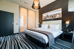 Minibar, caja de seguridad en la habitación y escritorio