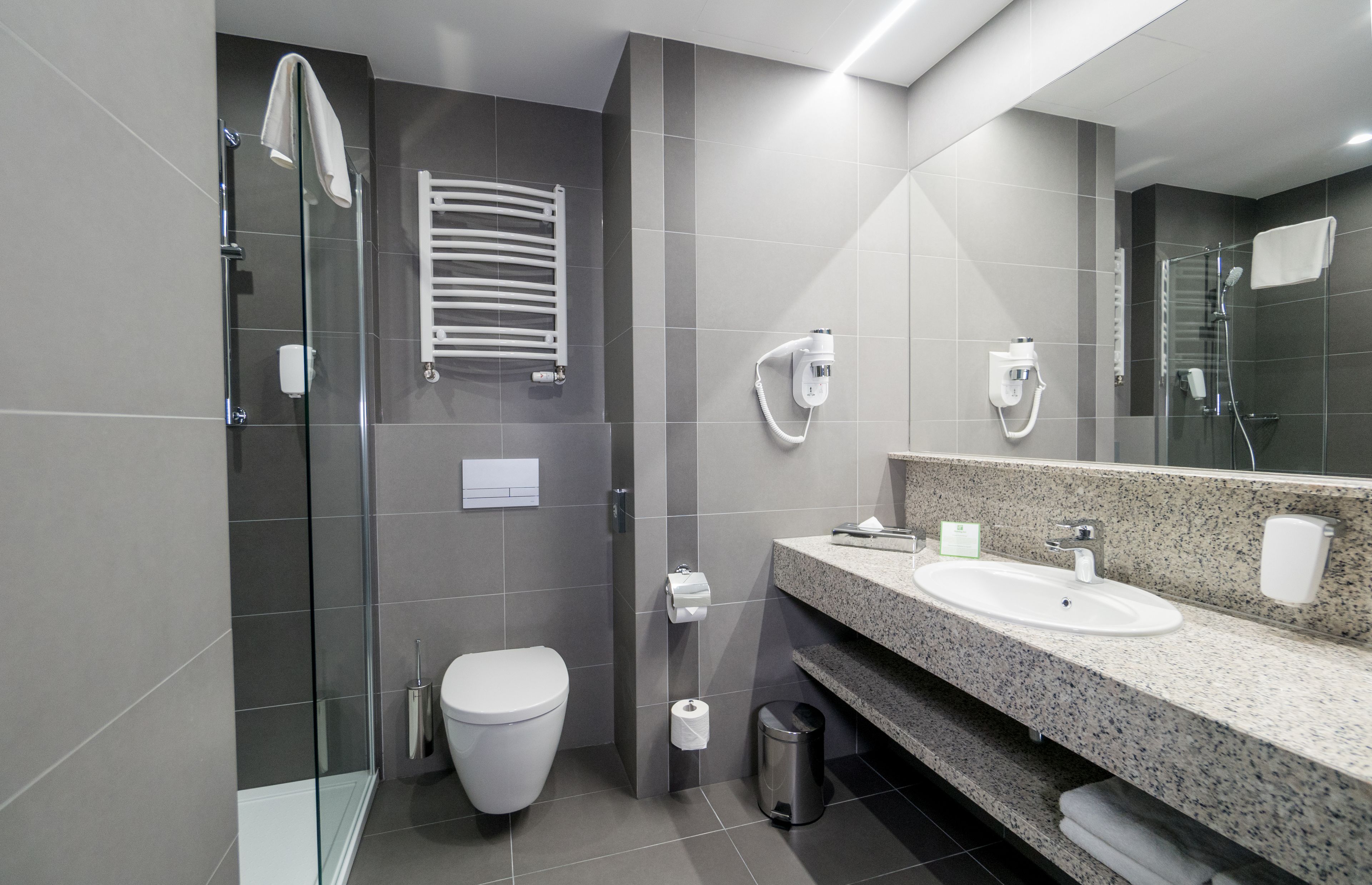 Bañera y ducha independientes y bañera profunda