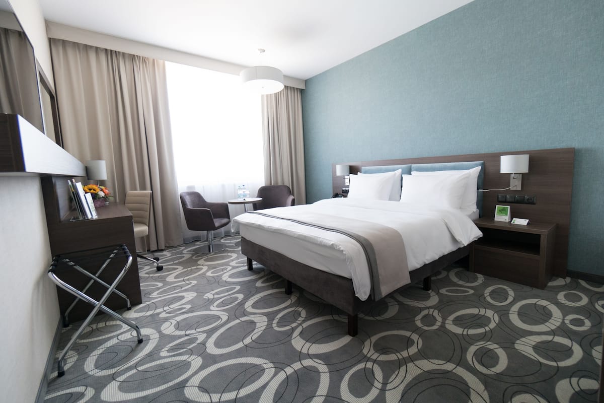 Standard Room, 1 King Bed | Minibar, in-room safe, desk, laptop workspace